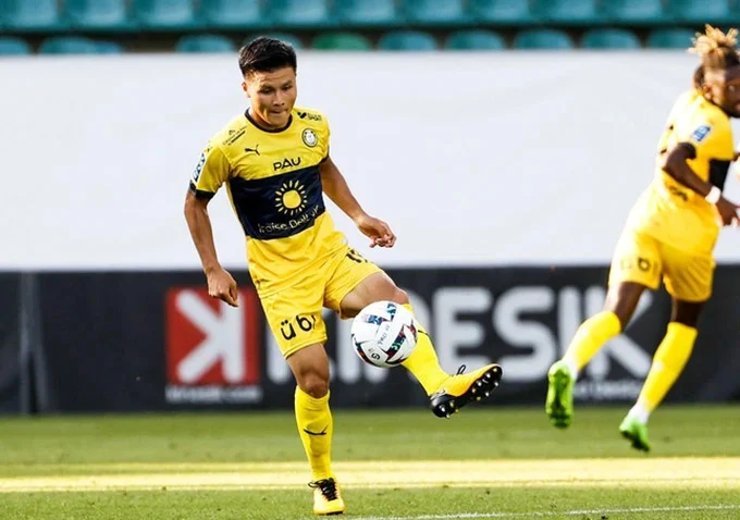HLV Pau FC nhận cảnh báo, Quang Hải rộng cửa đá chính
