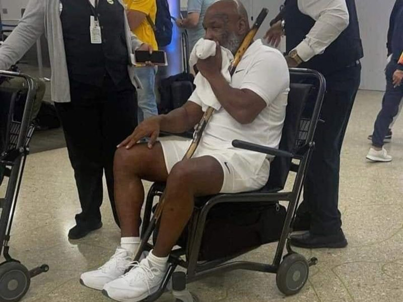 Mike Tyson phải ngồi xe lăn sau tuyên bố "ngày mình qua đời đã cận kề"