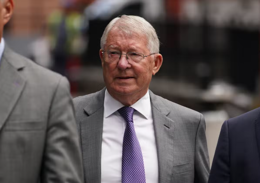 Alex Ferguson ra tòa bảo vệ Ryan Giggs: Cậu ấy là tấm gương sáng cho cầu thủ Man United