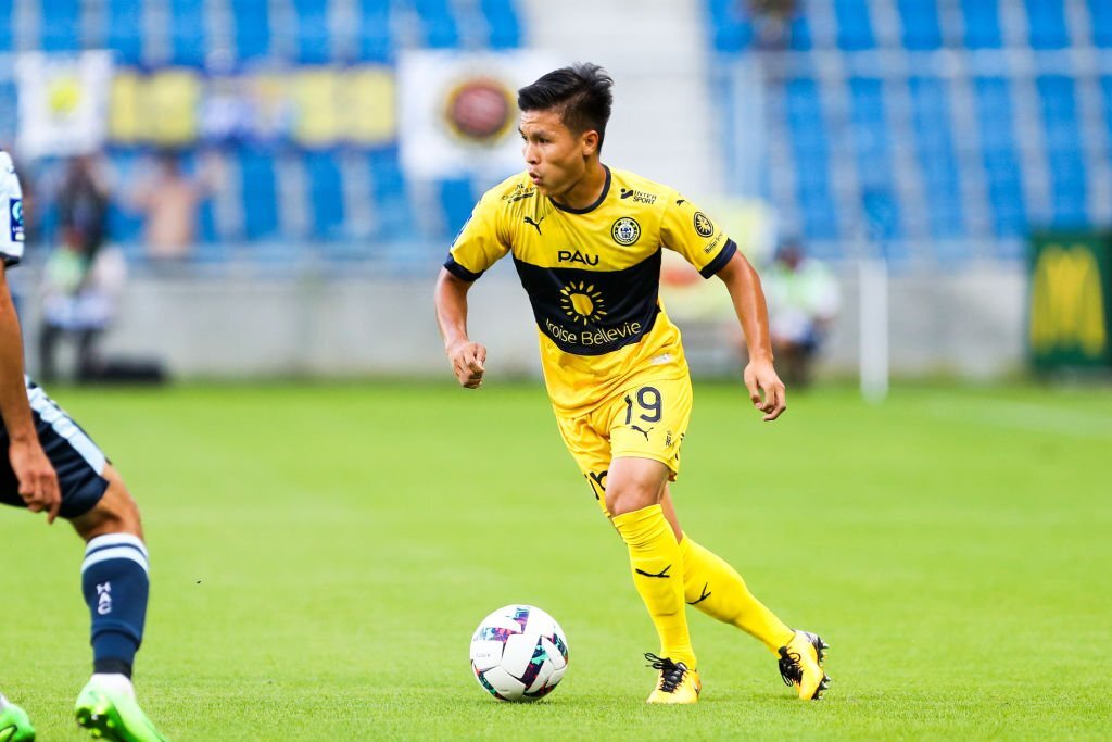 HLV Pau FC: “Quang Hải và đồng đội phải tự chiến đấu cho suất đá chính” 2