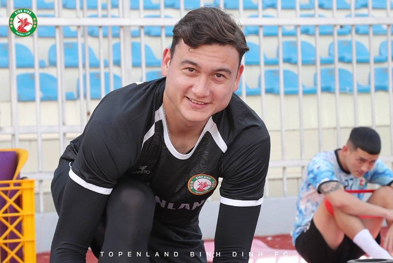 Khỏi Covid-19, Đặng Văn Lâm tiếp tục báo tin buồn cho đội bóng mới