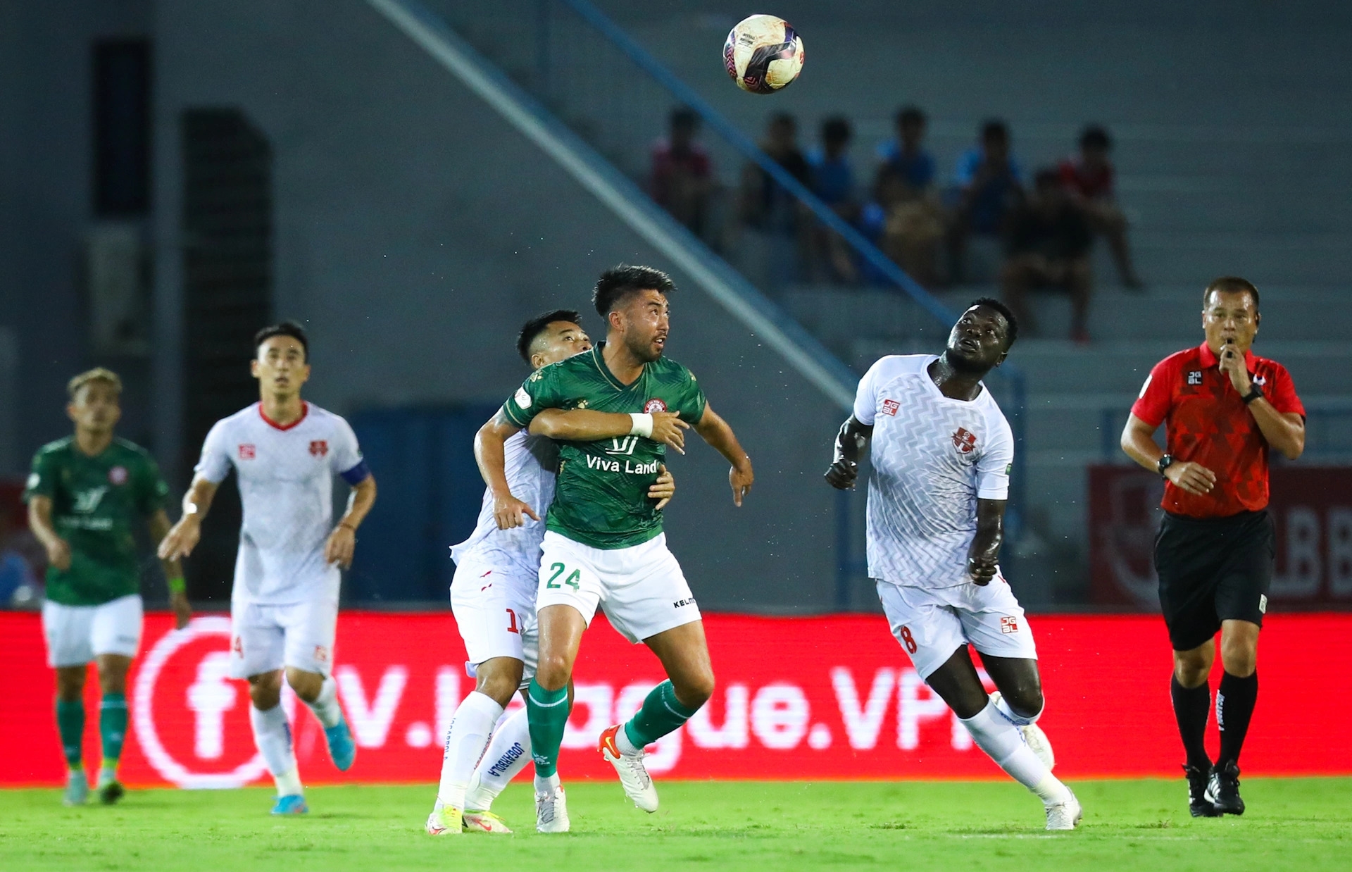 Lee Nguyễn bị cựu cầu thủ U23 Việt Nam tung cùi chỏ vào mặt 6