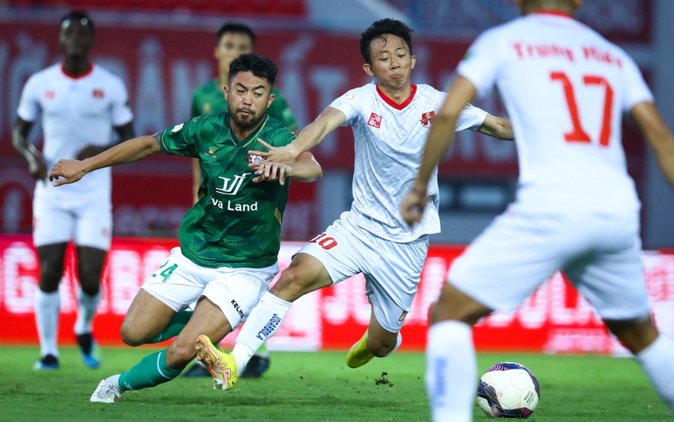 Lee Nguyễn bị cựu cầu thủ U23 Việt Nam tung cùi chỏ vào mặt 2