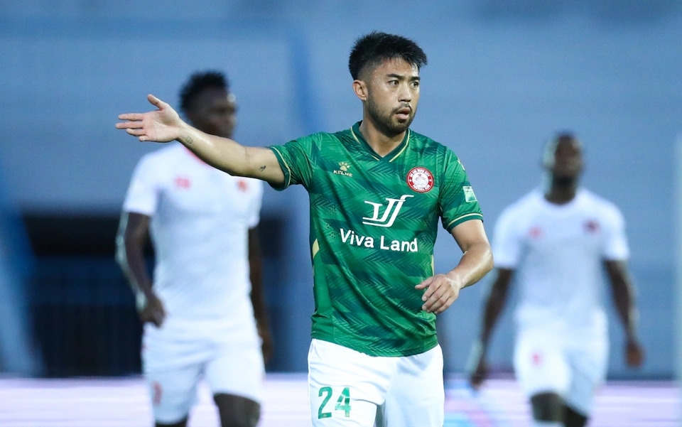 Lee Nguyễn bị cựu cầu thủ U23 Việt Nam tung cùi chỏ vào mặt  1