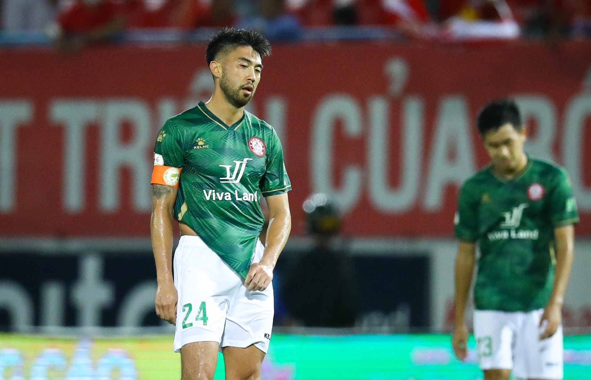 Lee Nguyễn bị cựu cầu thủ U23 Việt Nam tung cùi chỏ vào mặt 8