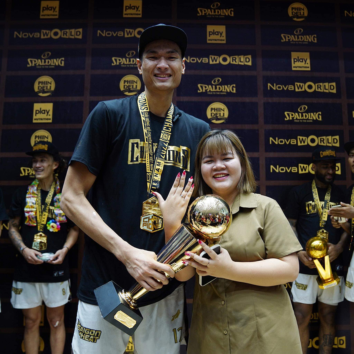Cầu thủ bóng rổ cao nhất Việt Nam cầu hôn bạn gái sau chức vô địch
