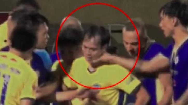 Hà Nội FC lãnh hậu quả vì lối đá xấu của Duy Mạnh và Văn Hậu 