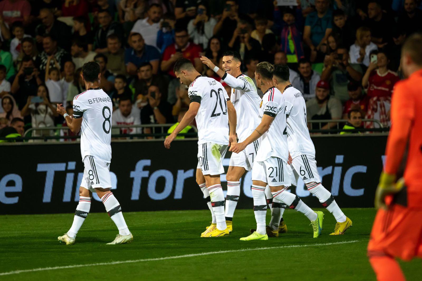 Hành động gây tranh cãi của Ronaldo trong trận đấu với Sheriff, fan lập tức so sánh với Messi 3