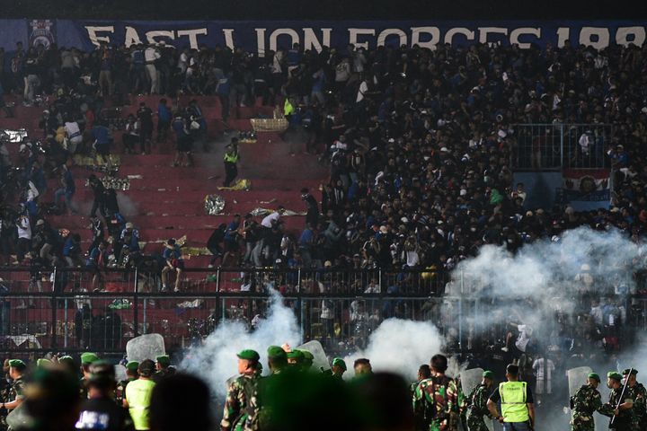 Nhân chứng hoảng loạn kể lại nguyên nhân kinh hoàng dẫn đến thảm kịch của bóng đá Indonesia 1