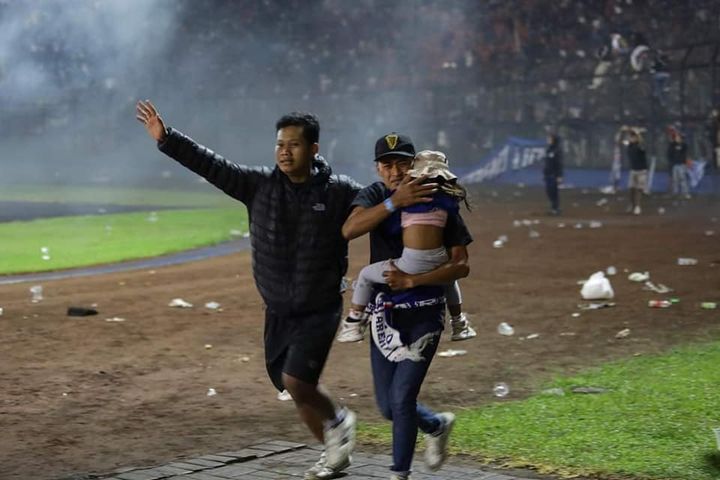Nhân chứng hoảng loạn kể lại nguyên nhân kinh hoàng dẫn đến thảm kịch của bóng đá Indonesia 2
