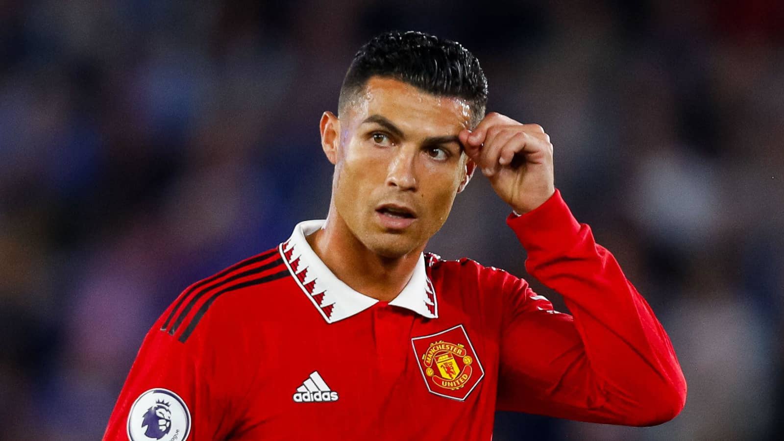 Quyết rời Man United, Ronaldo chấp nhận giảm lương 2