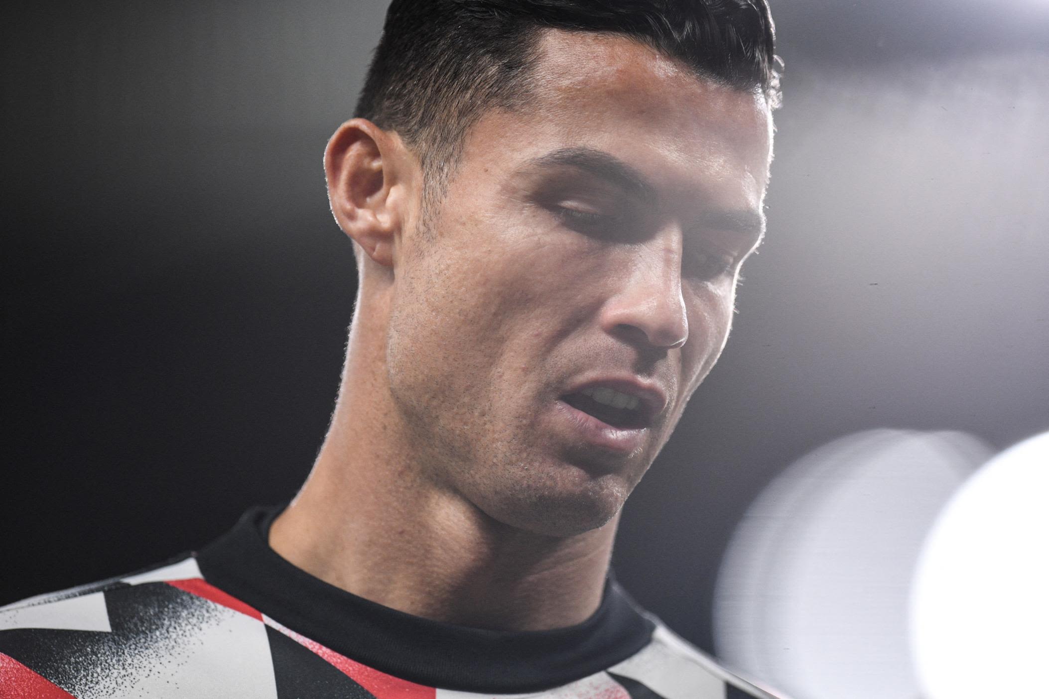 Quyết rời Man United, Ronaldo chấp nhận giảm lương  1