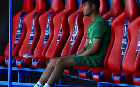 Văn Toản ngồi trầm tư trên ghế dự bị sau sai lầm trước U23 Thái Lan.