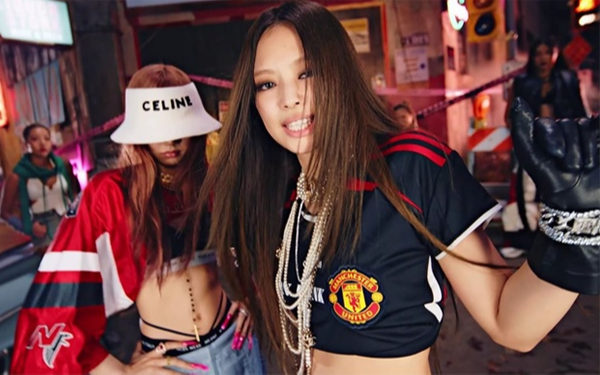 Vì sao Jennie mặc áo Man United trong MV mới của Blackpink?