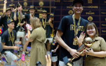 Cầu thủ bóng rổ cao nhất Việt Nam cầu hôn bạn gái sau chức vô địch