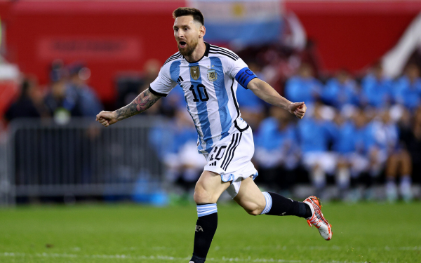 Messi lập 2 siêu phẩm trong 3 phút, Argentina sắp phá kỷ lục của Ý