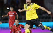 Huyền thoại Dortmund chứng tỏ đẳng cấp trước các ngôi sao Việt Nam
