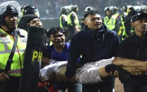 Thảm kịch ở Indonesia: Có những CĐV đã qua đời trong tay cầu thủ