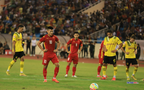 Ngã ngửa với lý do trọng tài không cho đá bù giờ trận Việt Nam - Dortmund