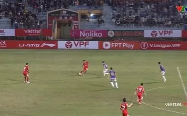 Khán giả phản ứng trọng tài bắt Hà Nội FC hoà Viettel