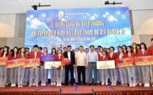 Nguyễn Thị Oanh cùng đồng đội nhận thêm gần 1 tỷ đồng tiền thưởng